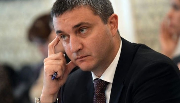 Очаквам от министърът да обясни защо докато храни, лекарства и книги се облагат с пълен размер ДДС, а хазартът е с нулева ставка?! Очаквам от министърът да обясни защо докато храни, лекарства и книги се облагат с пълен размер ДДС, а хазартът е с нулева ставка?!