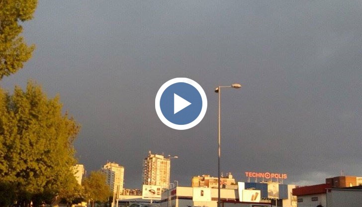 Едри капки падат над града