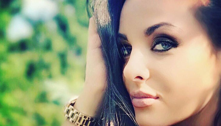 Наследницата на Глория има нарисувани крила и числото 21 с римски цифри