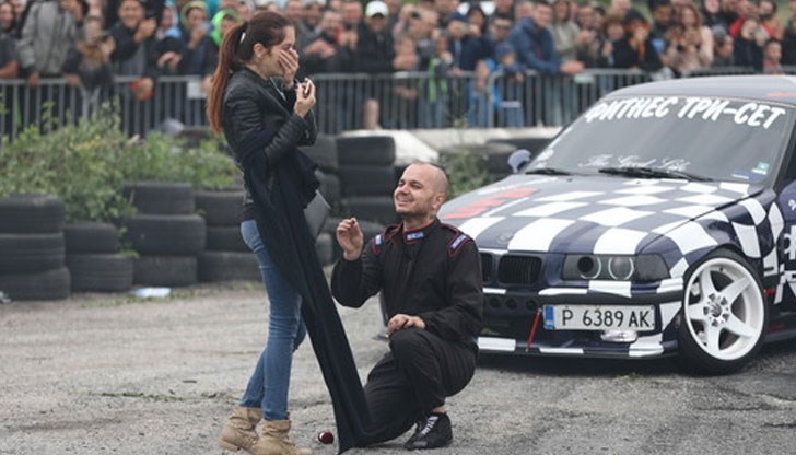 Йордан предложи брак на любимата си на пистата