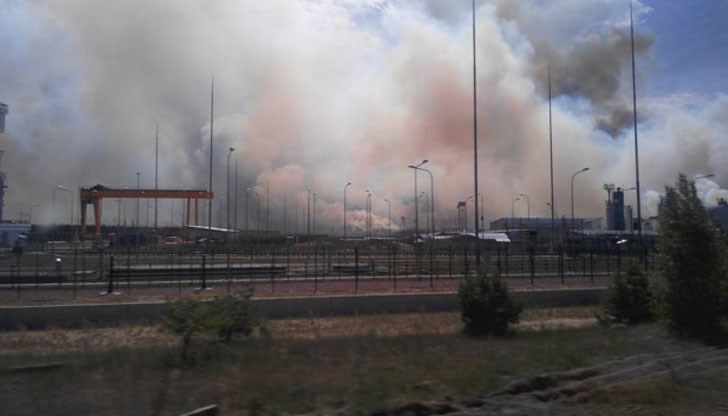 Горски пожар избухна в забранената зона, 150 пожарникари се борят с него