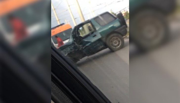 Автомобилът се е ударил в стълб и се е завъртял