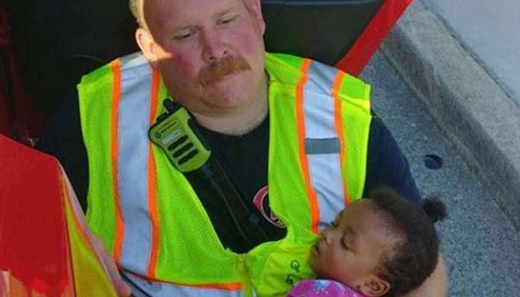 Капитан от пожарната умили мрежата с тази снимка