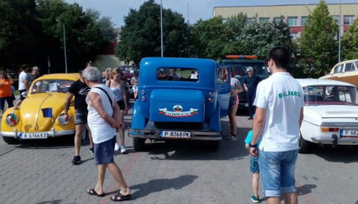 Събитието веднага привлече ценители на авто "бижутата"