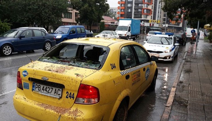 Пожарникари вадят шофьорът от колата