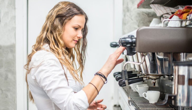 Имам ли право да работя на смени с максимална продължителност 8 часа, ако съм сключил трудов договор за 4 часа работен ден и работното ми време се изчислява сумирано за период от 3 месеца?