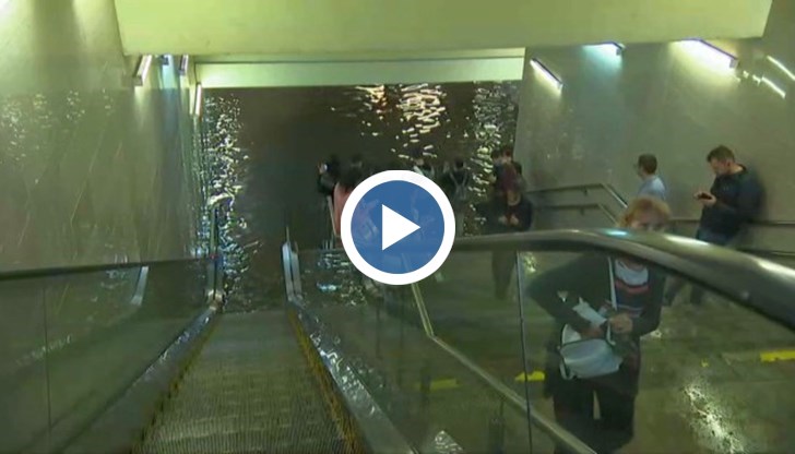 Улиците се превърнаха в реки, а метрото в басейн