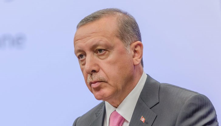 Президентът наредил на поддръжниците си да „пазят плътно” избирателите пред всяка секция