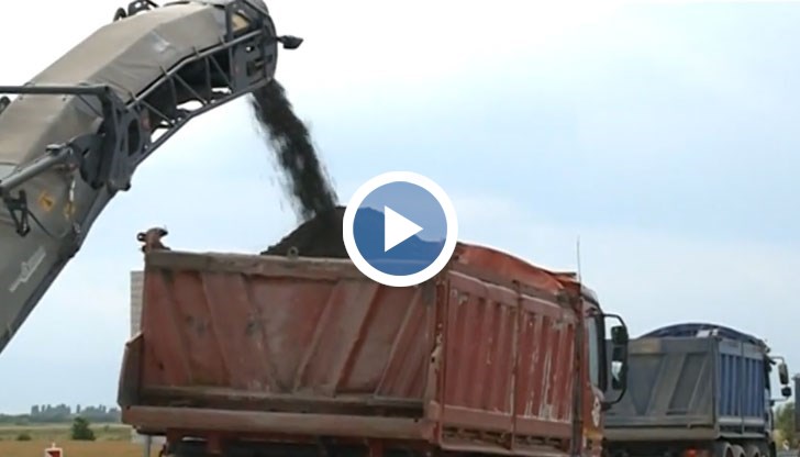 Кметовете на села се надпреварват кой да вземе настилката втора употреба, само и само да ремонтират кратерите по улиците си