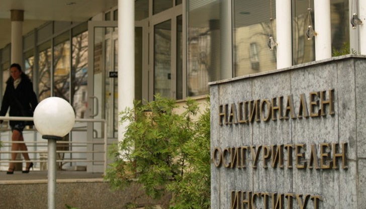 Преустановява се и възможността банките да правят удръжки от недължими или неправилно преведени суми за пенсии за погасяване на задължения на пенсионерите към тях