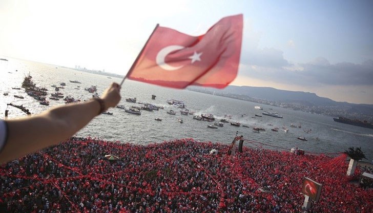 Изборите в Турция ще дадат отговор на големия въпрос – ще се превърне ли републиката в силна президентска държава и ще се разпадне ли принципът за разделение на властите