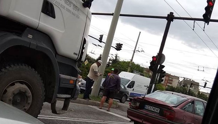 ТИР блъсна лек автомобил