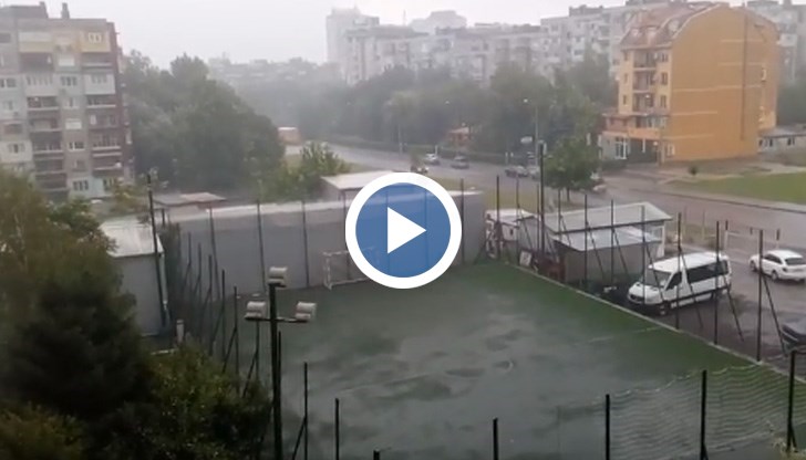 В момента дъждът намаля почти до минимум, но все е облачно с прегърмявания