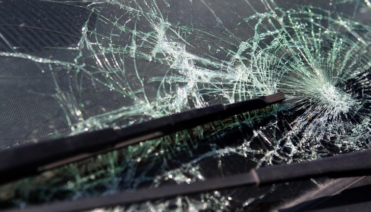 Румънски шофьор не спрял на знак "Стоп" и се ударил в ТИР Румънски шофьор не спрял на знак "Стоп" и се ударил в ТИР