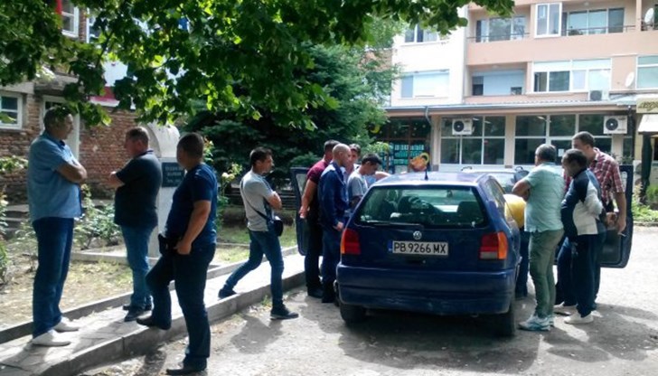 Полиция брои банкнотите по 50 лева и снима всяка една от тях