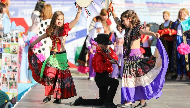 Спектакъл „Prêt-à-porter - Готово за носене“ събра в пъстро дефиле деца, родители и учители