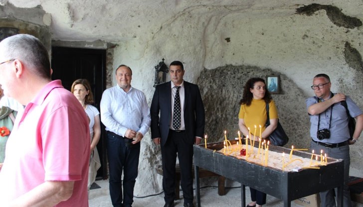 След кратко запознаване с историята на Басарбовския манастир гостите имаха възможност да опознаят отблизо традиционния монашески бит и традиции