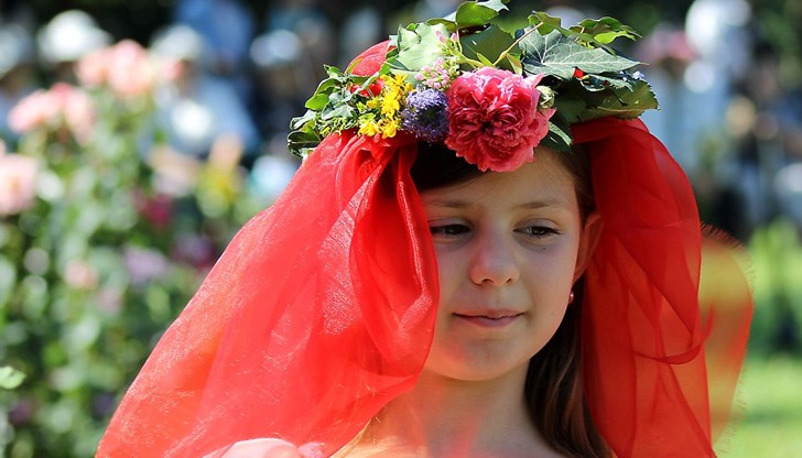 Обичаят е свързан с гадаенето за скорошна женитба