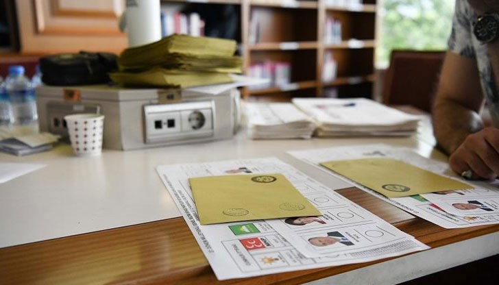 Полицията е спряла колата, стреляйки във въздуха