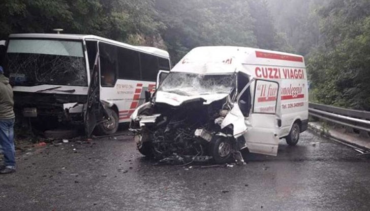 Петима пострадаха при сблъсък на микробус и пътнически автобус