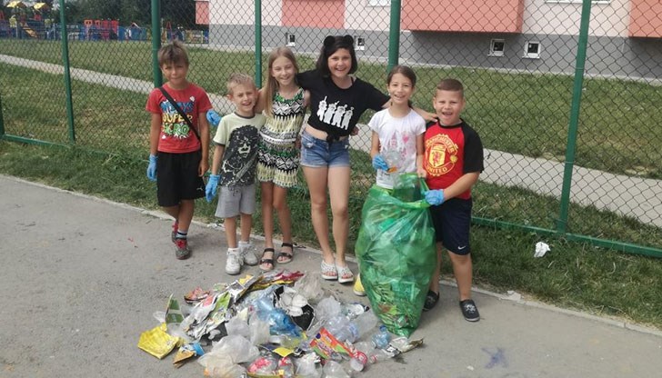 Деца и техните родители почистиха детската площадка и спортното игрище до блок 305 в квартал „Чародейка”- Север