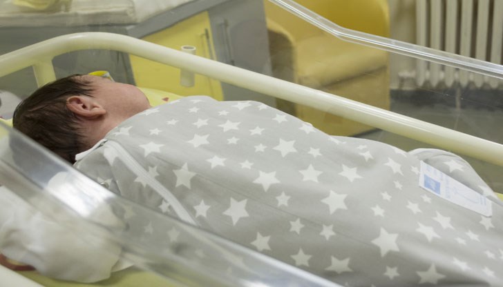 Те са подарък за неонатологичното отделение на болницата, като част от националната информационна кампания за безопасен сън на бебето