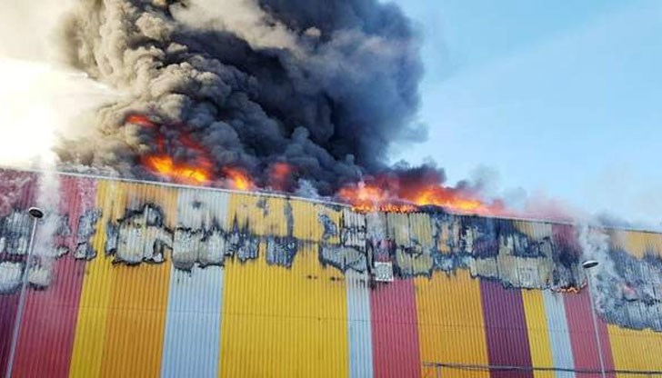 Пристигнали са пожарни служби от Стратфорд, за да помагат на колегите си