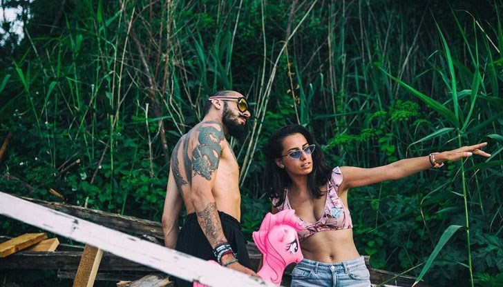 С щастливата новина се похвали приятелката на певеца. Тя сподели кадри на вече наедрялото коремче и на бебето, което носи