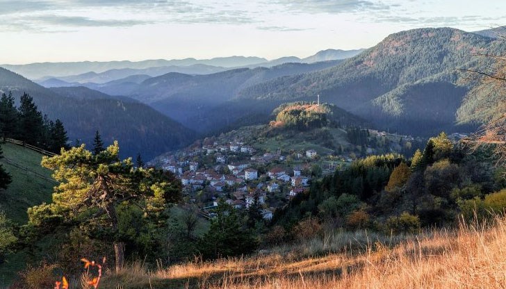 Стотици се тълпят пред извора и всеки иска да си налее от водата и да си занесе вкъщи