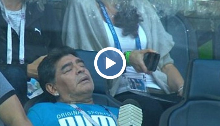 От кадрите се вижда, че на Дон Диего му е нужна помощ да напусне стадиона