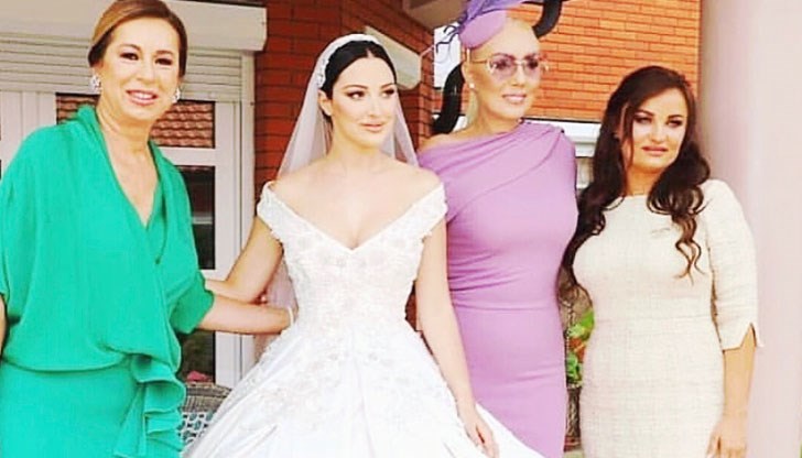 С лилава рокля и шапка на главата в същия тон, певицата определено показа класа