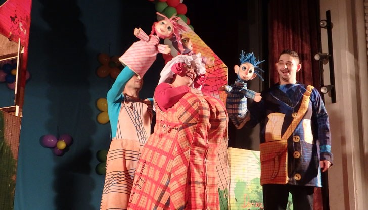 На 1 юни залата на НЧ „Христо Ботев“ се оказа тясна, за да побере желаещите да изгледат постановката „Патиланци“ на Русенския куклен театър