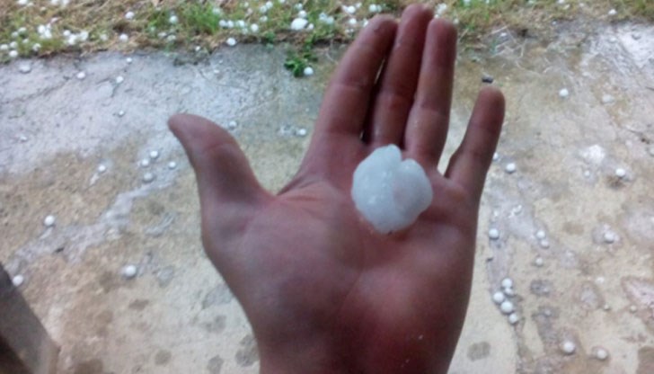 Ледените късове са валели около 5 минути