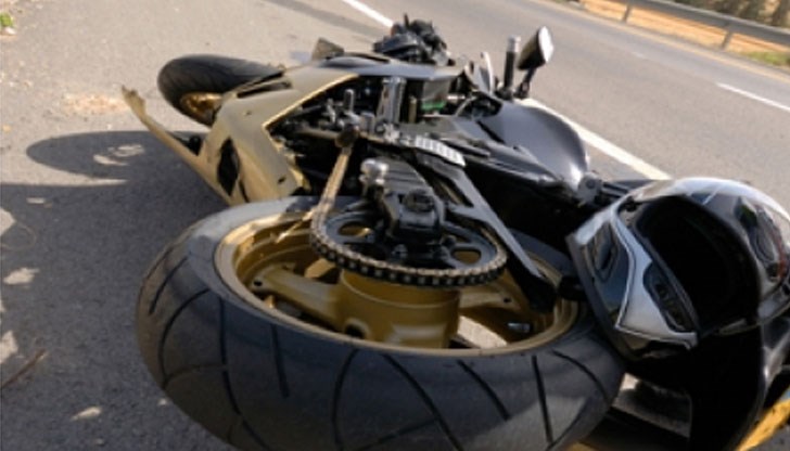 62-годишният мъж губи контрол над мотор "Ямаха-650" и се блъска в дърво 62-годишният мъж губи контрол над мотор "Ямаха-650" и се блъска в дърво