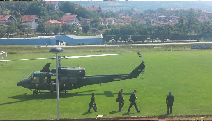 Двамата президенти кацнаха с хеликоптери на футболно игрище