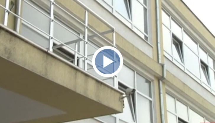 Сградата се руши, родителите протестират, защото искат децата им да се върнат в школото