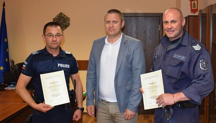 Старши полицаи Петков и Найденов, работейки като патрулен екип, са предотвратили два опита за самоубийство в Стара Загора
