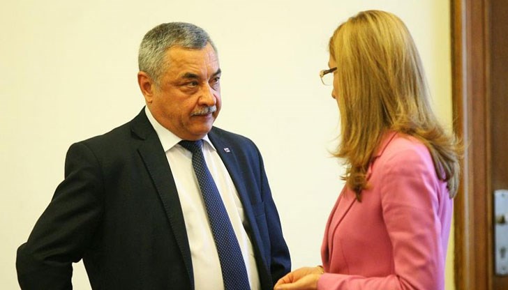 Войната между вицепремиера и министър Ангелкова навлезе в нова фаза
