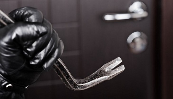 След взлом на входната врата от дома е била извършена кражба на сума от 570 лева След взлом на входната врата от дома е била извършена кражба на сума от 570 лева