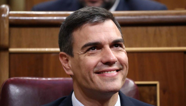 Той замени на поста Мариано Рахой