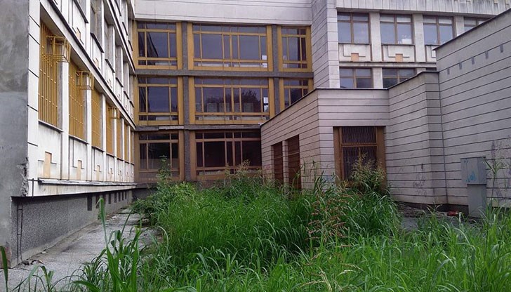 Толкова добре оборудва учебна база и толкова усилия отидоха на вятъра