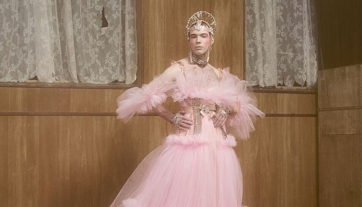 Дизайнерското решение е насочено към хомосексуални двойки и има и вариант с костюм