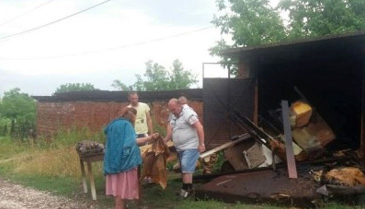 Гръмотевица подпали гаража на семейство в Червена вода