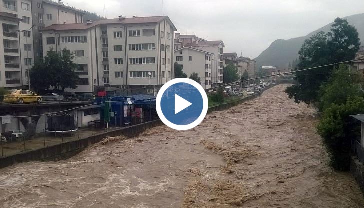 Кадри от бедственото положение в града