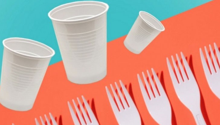 Ако готвената европейска директива за забрана на пластмасовите прибори влезе в сила веднага, чашките, чинийките и останалите прибори може да поскъпнат между 3 и 5 пъти