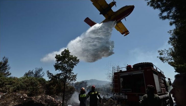 Самолет и два хеликоптера се опитват да овладеят огнената стихия