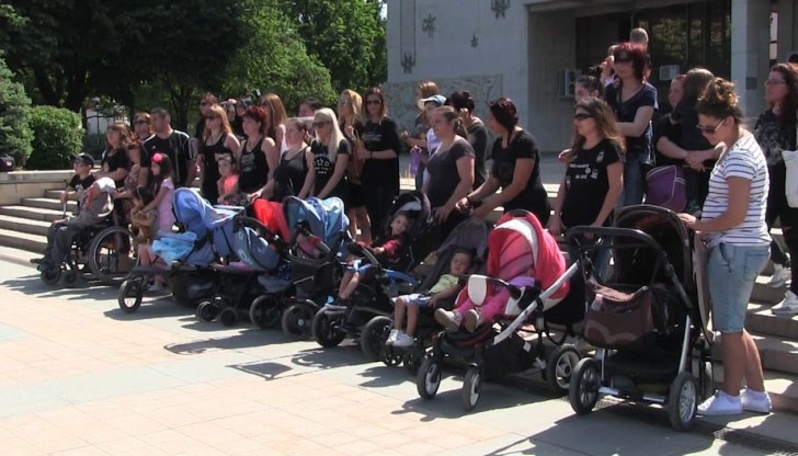 Родители на деца с увреждания продължават с протестите