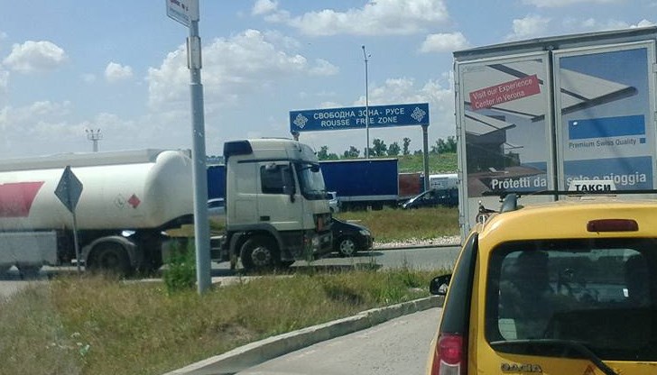 Километрични опашки в района на Дунав мост тестват търпението на шофьорите в Русе