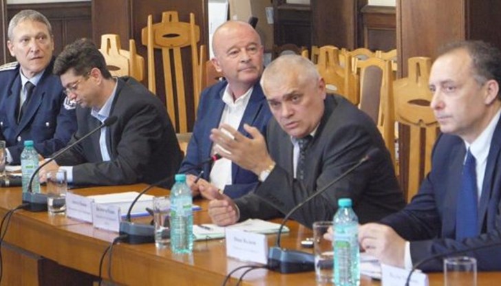 Загиваме като мухи по пътищата. Всеки от нас тук е засегнат от тази война Загиваме като мухи по пътищата. Всеки от нас тук е засегнат от тази война