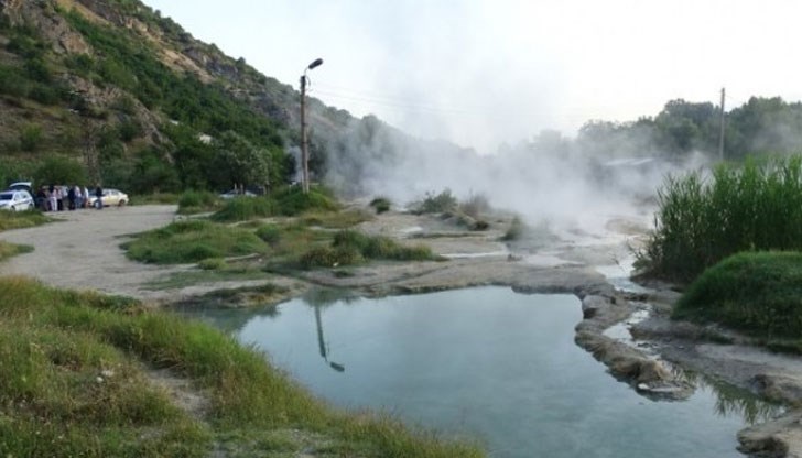 Наблизо се намира храмът и гробът на пророчицата Наблизо се намира храмът и гробът на пророчицата